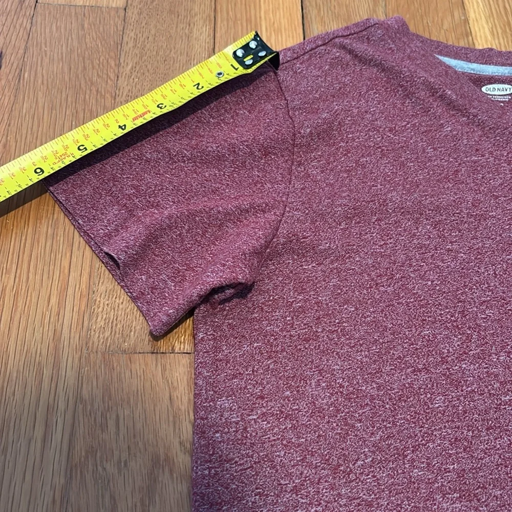 Old Navy unisex V neck short sleeve T shirt in size S (6-7), regular fit